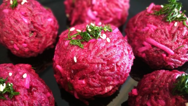 Свекольные шарики: селедка в центре