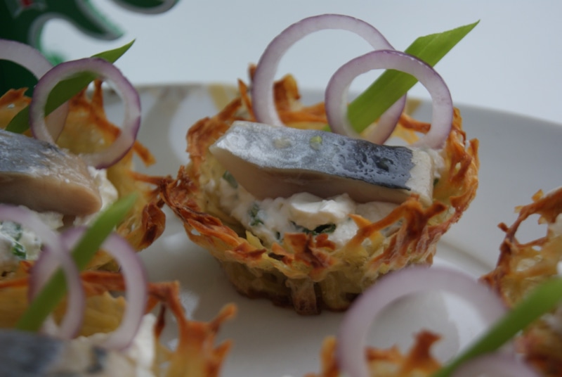 Картофельные тарталетки с кремом: рецепт с сельдью
