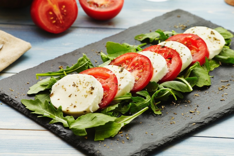 Салат «Капрезе»: гармония вкуса