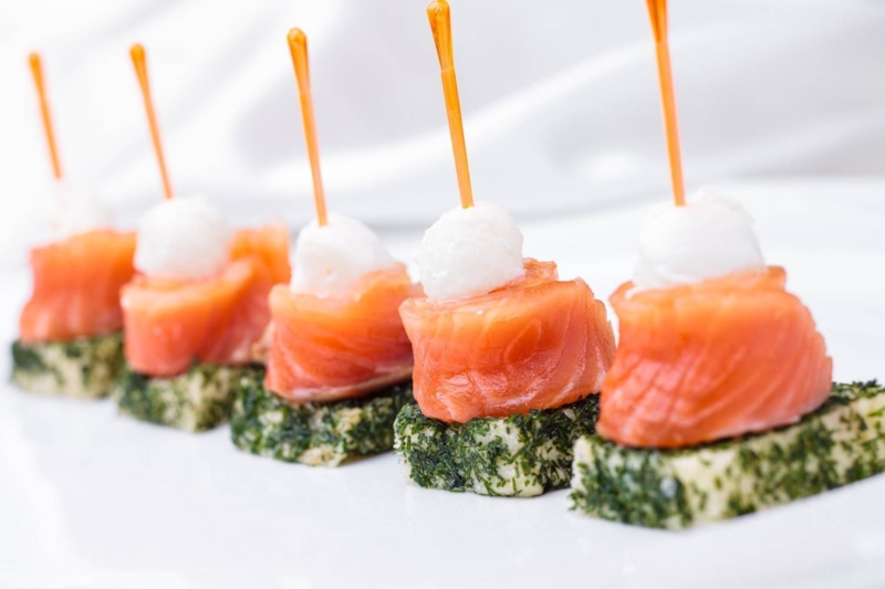 Канапе с семгой: праздничная закуска