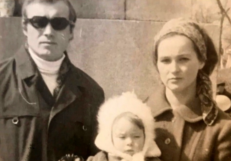 Валентина Лунева и Юрий Кузнецов с дочерью Натальей Валентина Лунева и Юрий Кузнецов с дочерью Натальей