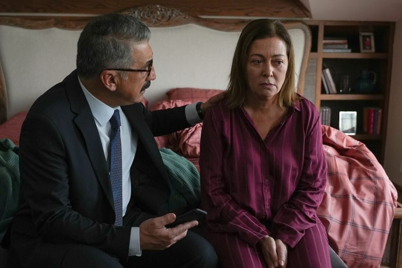 Туран (Джем Давран) и Невин (Беррин Арысой) в сериале «Совершенно другой» / Фото: Кинориум