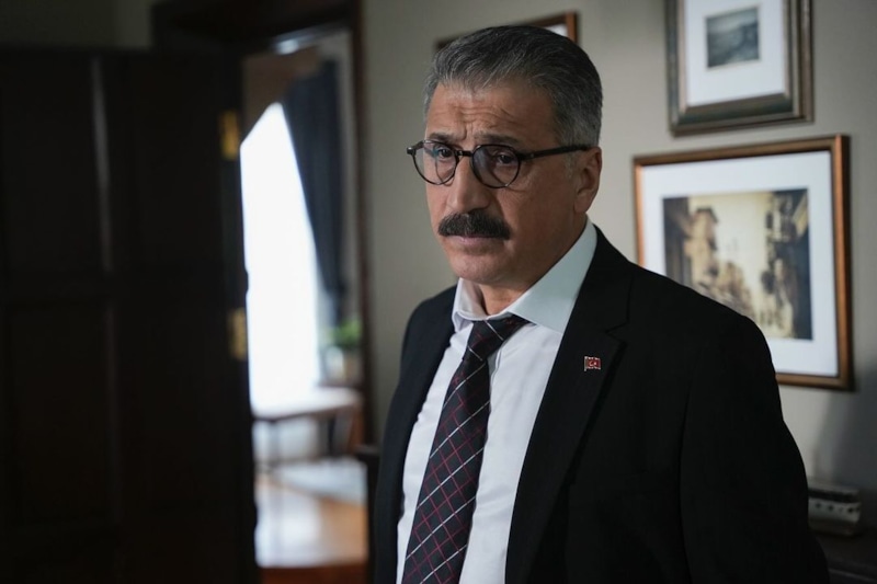 Джем Давран в образе Турана в сериале «Совершенно другой» / Фото: Кинориум