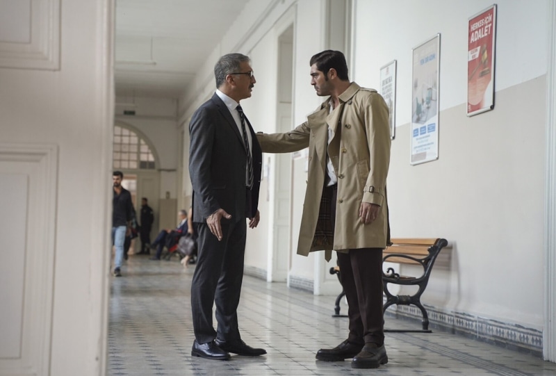 Туран (Джем Давран) и Кенан (Бурак Дениз) в сериале «Совершенно другой» / Фото: Кинориум