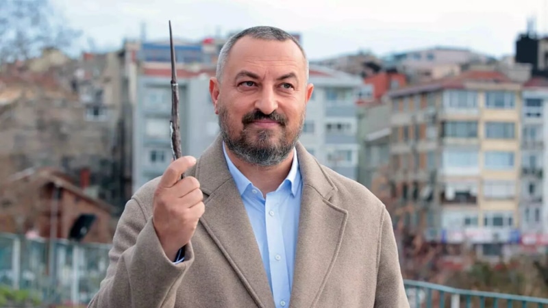 Онур Сайлак в образе Мюдюра в сериале «Беспощадный» / Фото: Кинопоиск