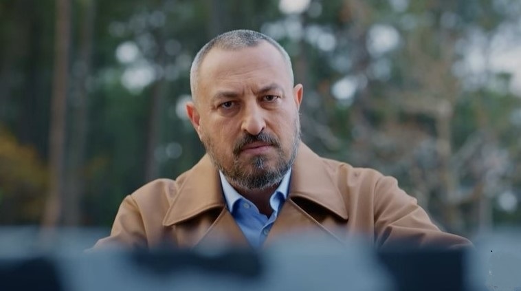 Онур Сайлак в образе Мюдюра в сериале «Беспощадный» / Фото: Кино-Театр.РУ