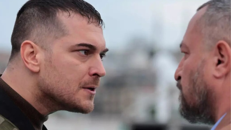 Мюдюр (Онур Сайлак) и Дагхан (Чагатай Улусой) в сериале «Беспощадный» / Фото: Кинориум