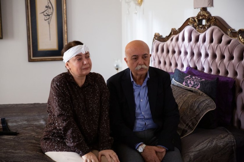 Пембе (Сибель Ташчиоглу) и Абдуллах (Сеттар Танрыоген) в сериале «Клюквенный щербет» / Фото: Кинориум