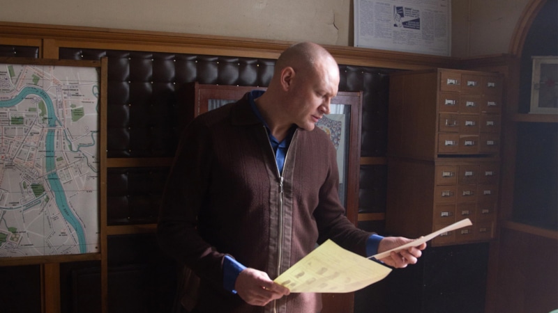 Андрей Фролов в образе Федорова в сериале «Страх над Невой» / Фото: Иви