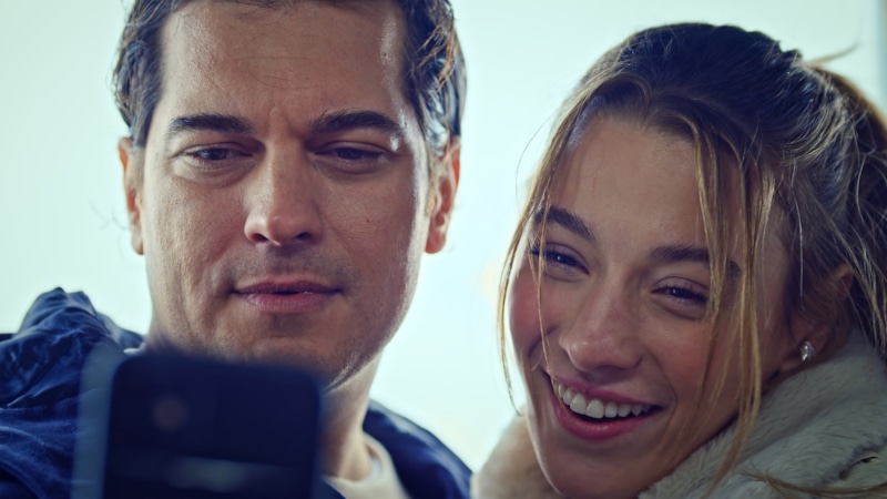 Айдан (Сюмейе Айдоган) и Дагхан (Чагатай Улусой) в сериале «Беспощадный» / Фото: Иви