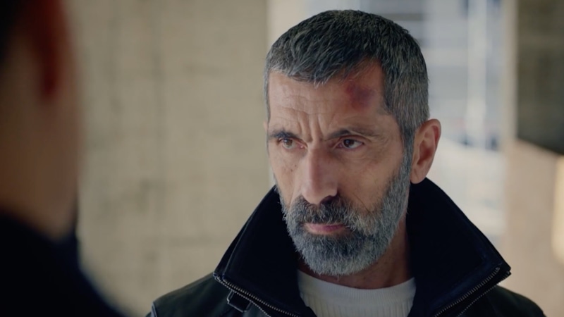 Эрдал Йылдыз в образе Зафера Боры / Фото: Кадр из сериала «Беспощадный»