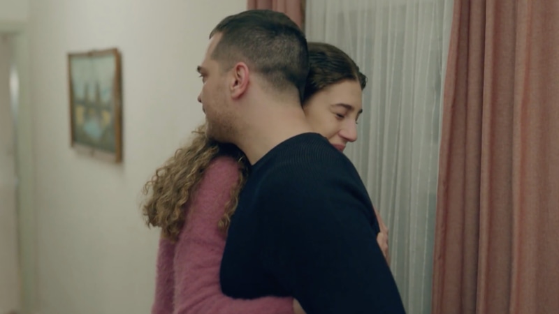 Ягмур (Итыр Эсен) и Дагхан (Чагатай Улусой) / Фото: Кадр из сериала «Беспощадный»