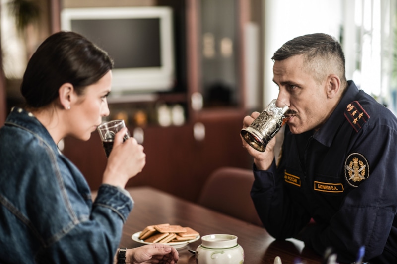 Рита (Ксения Лукьянчикова) и Батников (Илья Шакунов) в сериале «Северная звезда» / Фото: Кинориум