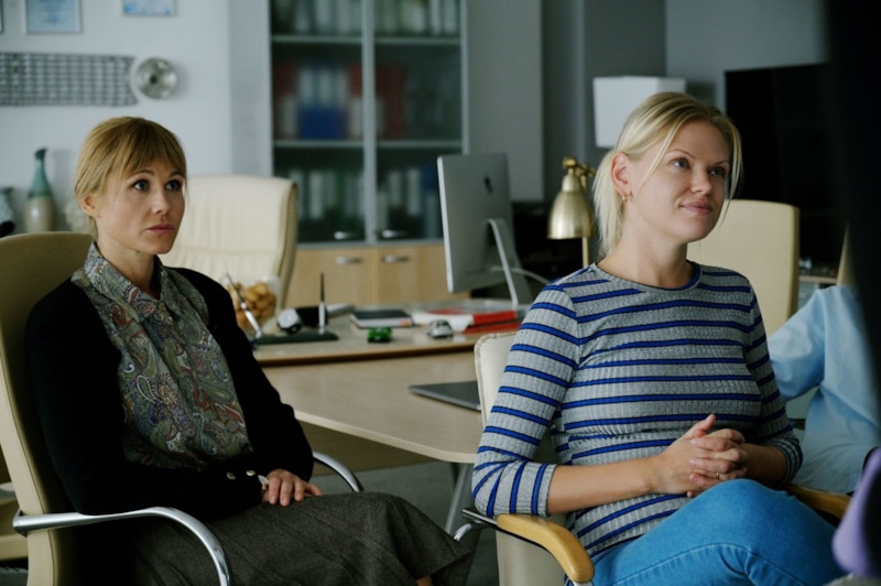Маша (Анна Котова) и Ольга (Лина Миримская) в сериале «Сестры» / Фото: Кинориум