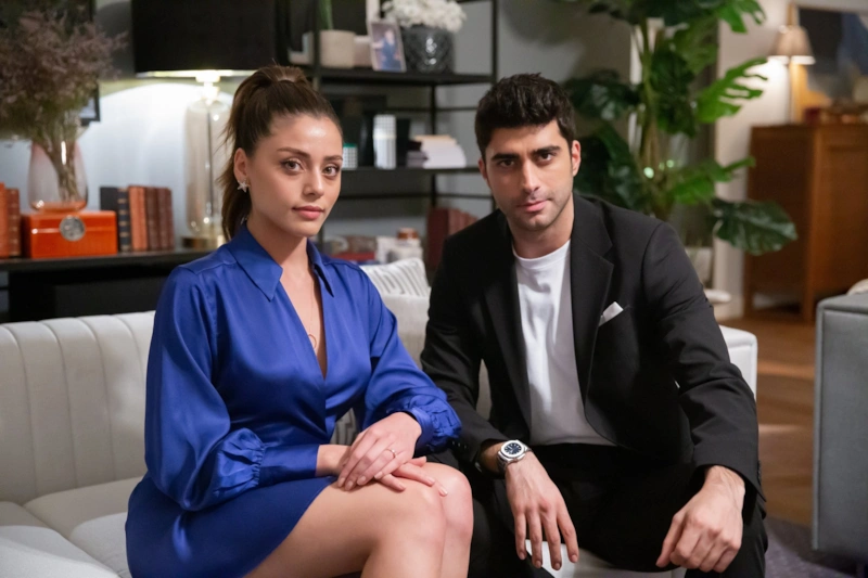 Дога (Сыла Тюркоглу) и Фатих (Догукан Гюнгёр) в сериале «Клюквенный щербет» / Фото: Кино Mail.ru