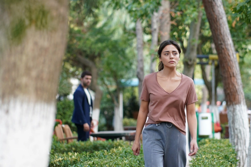 Сыла Тюркоглу в образе Доги в сериале «Клюквенный щербет» / Фото: Кино Mail.ru