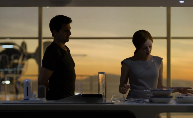 Том Круз и Андреа Райзборо в боевике «Обливион» Том Круз и Андреа Райзборо в боевике «Обливион»