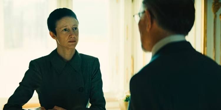 Андреа Райзборо в фильме «Режим» Андреа Райзборо в фильме «Режим»