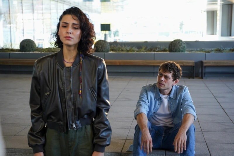 Джесур (Сезер Арычай) и Аси (Ройбин Эрден) в сериале «Дикий» / Фото: Кинориум