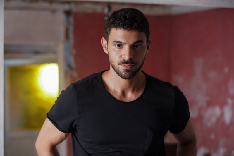 Халит Озгюр Сары в образе Ямана в сериале «Дикий» / Фото: Кинориум