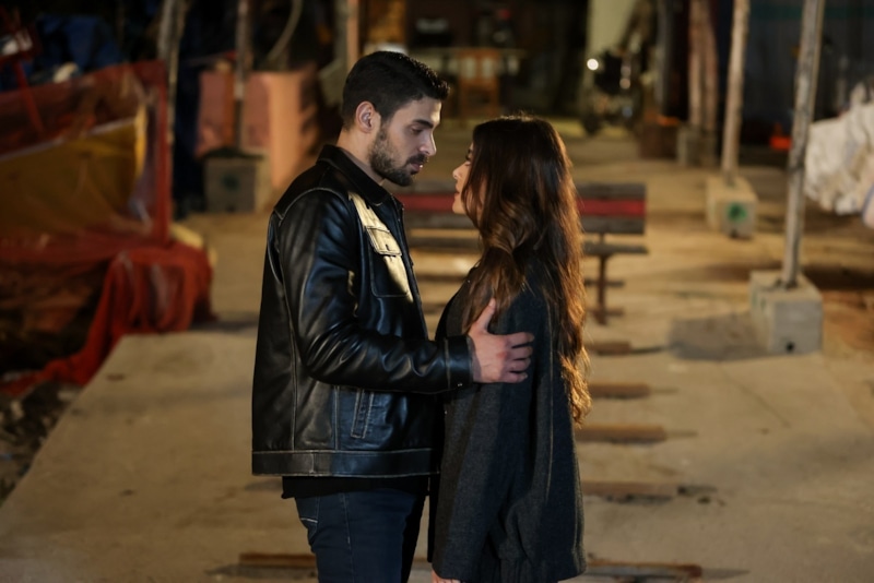 Яман (Халит Озгюр Сары) и Руя (Симай Барлас) в сериале «Дикий» / Фото: Кинориум