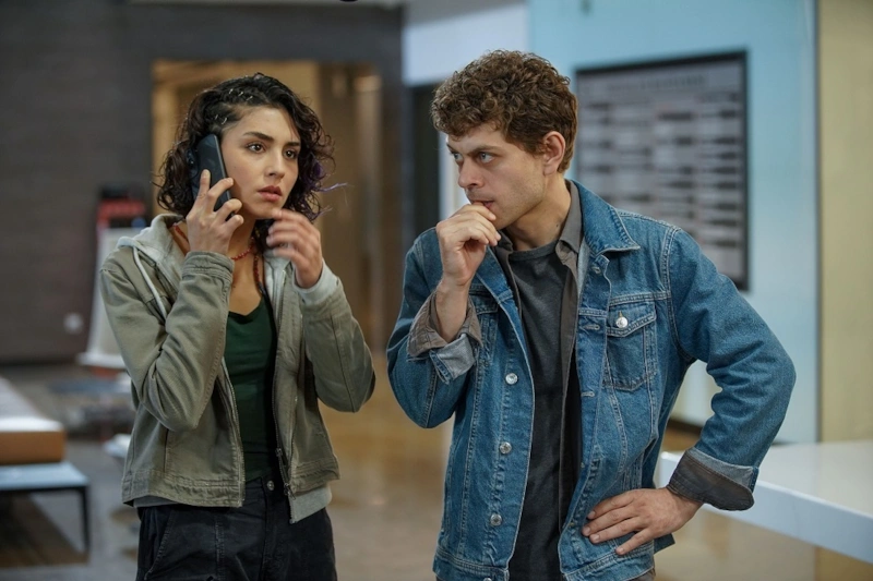 Джесур (Сезер Арычай) и Аси (Ройбин Эрден) в сериале «Дикий» / Фото: Кинориум