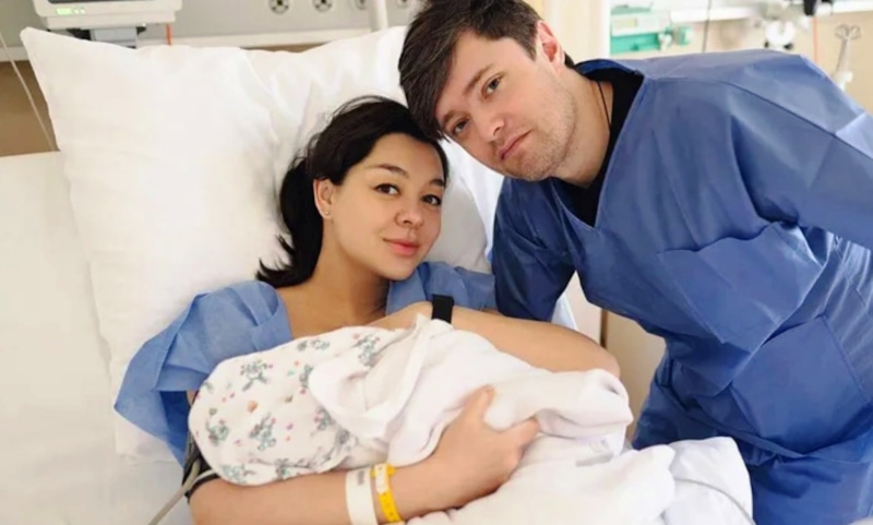 Марина Кравец и Аркадий Водахов со второй дочерью в роддоме