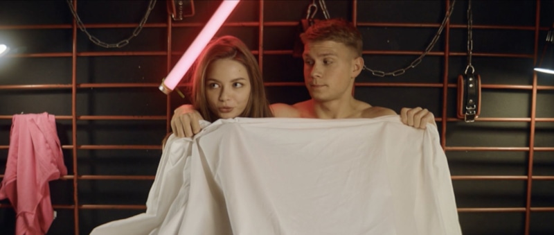 Артем (Вадим Соснин) и Даша (Ульяна Молдованова) в сериале «Ангелы района» / Фото: Кино Mail.ru