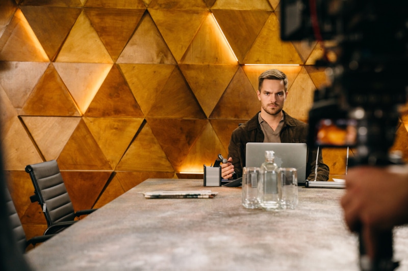 Никита Волков в образе Сергея в сериале «Постучись в мою дверь в Москве» / Фото: Кинориум Никита Волков в образе Сергея в сериале «Постучись в мою дверь в Москве» / Фото: Кинориум