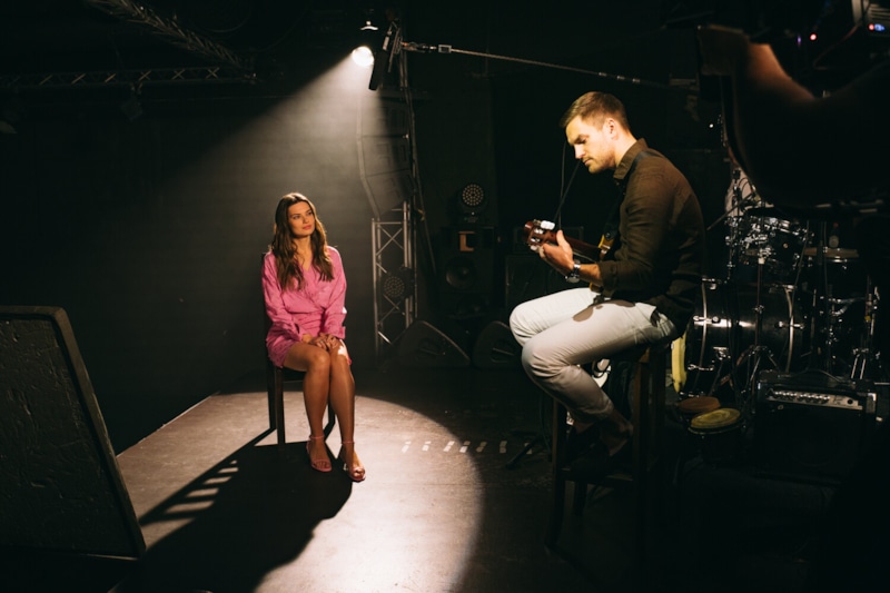 Сергей (Никита Волков ) и Саша (Лиана Гриба) в сериале «Постучись в мою дверь в Москве» / Фото: Кинориум Сергей (Никита Волков ) и Саша (Лиана Гриба) в сериале «Постучись в мою дверь в Москве» / Фото: Кинориум