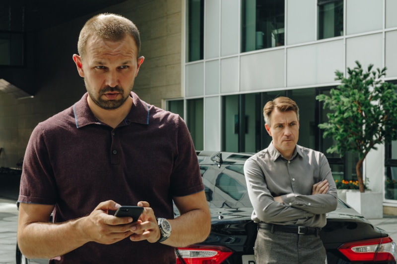 Васецкий (Кирилл Гребенщиков) и Суслов (Сергей Интяков) в сериале «Такси под прикрытием» / Фото: Кинориум