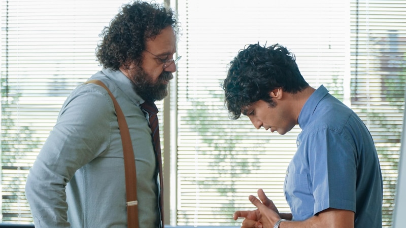 Али Вефа (Танер Олмез) и Адиль (Реха Озджан) в сериале «Чудо-доктор» / Фото: Кинориум Али Вефа (Танер Олмез) и Адиль (Реха Озджан) в сериале «Чудо-доктор» / Фото: Кинориум