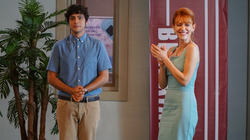 Али Вефа (Танер Олмез) и Белиз (Хазал Тюрестан) в сериале «Чудо-доктор» / Фото: Кинориум Али Вефа (Танер Олмез) и Белиз (Хазал Тюрестан) в сериале «Чудо-доктор» / Фото: Кинориум