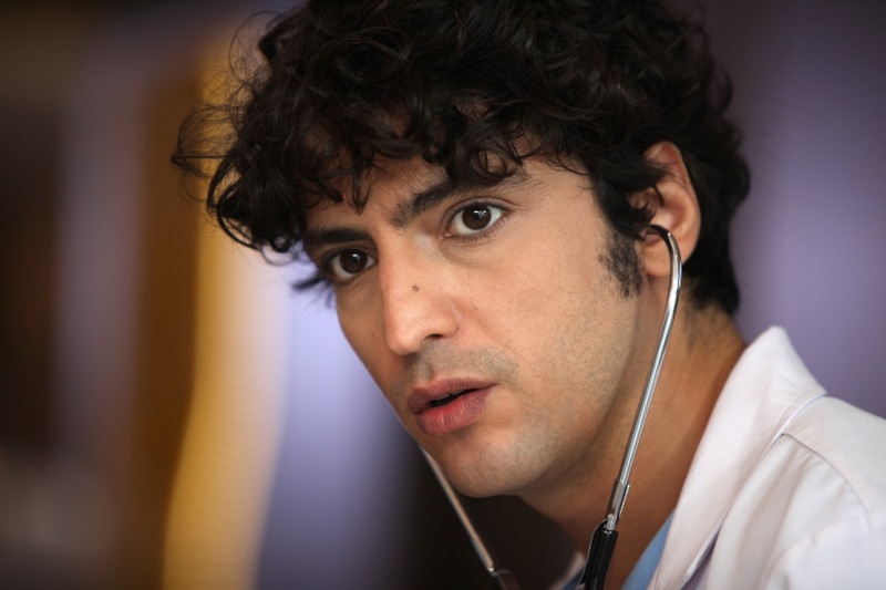 Танер Олмез в образе Али в сериале «Чудо-доктор» / Фото: Кинориум Танер Олмез в образе Али в сериале «Чудо-доктор» / Фото: Кинориум