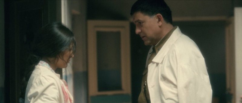 Рамзин (Сергей Пускепалис) и Динара (Саёра Сафари) в сериале «Вернуть любой ценой» / Фото: Кинориум