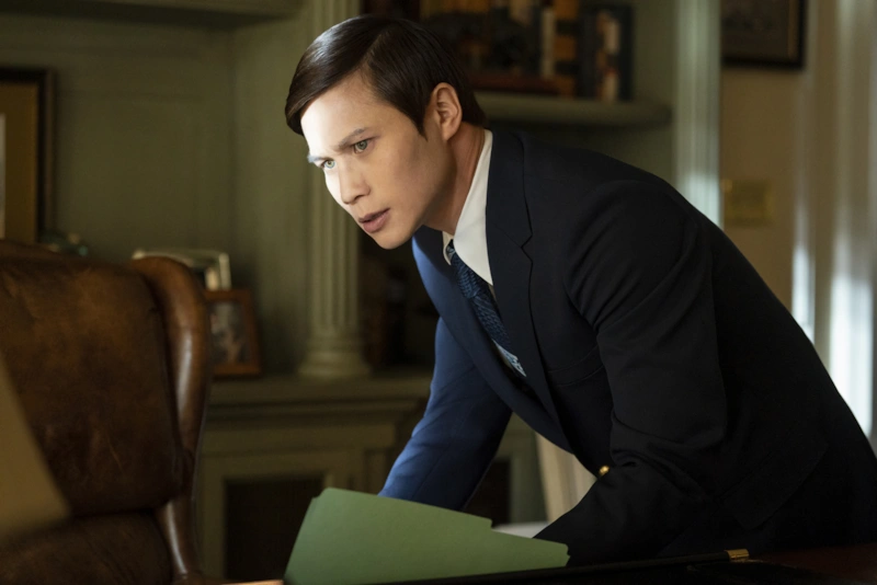 Хоа Сюаньдэ в сериале «Сочувствующий» Хоа Сюаньдэ в сериале «Сочувствующий»
