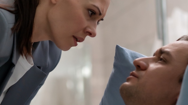 Солодовникова (Мария Валешная) и Лунин (Кирилл Жандаров) в сериале «Загляни ему в голову» / Фото: Кинориум