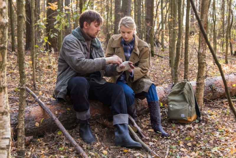 Дарья Анишина и Илья Денискин в сериале «Полевых цветов букет»