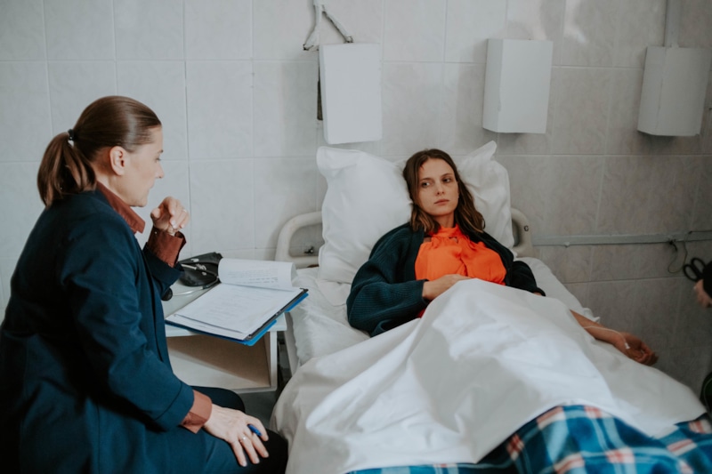 Анна (Светлана Иванова) и Анастасия Смирнова (Мария Голубкина) в сериале «Обоюдное согласие» / Фото: Кинориум