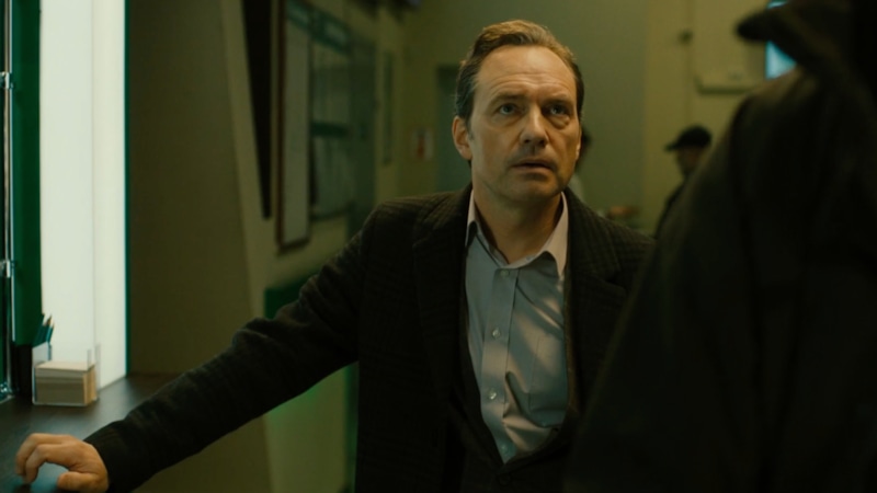 Виктор Васильев в образе Романа / Фото: Кадр из сериала «Киберпапа»