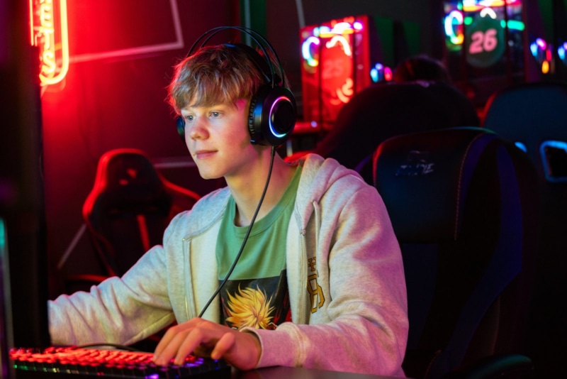 Тимофей Кочнев в образе Саши в сериале «Киберпапа» / Фото: Кино-Театр.ру