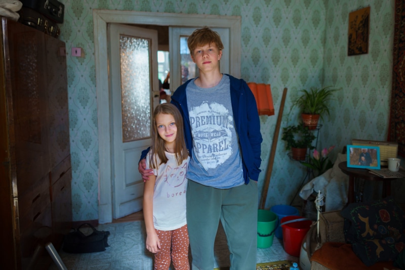 Полина (Ева Данилко) и Саша (Тимофей Кочнев) в сериале «Киберпапа» / Фото: Кино-Театр.ру