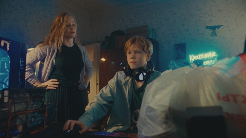 Саша (Тимофей Кочнев) и Марина (Юлия Пересильд) в сериале «Киберпапа» / Фото: Кинориум