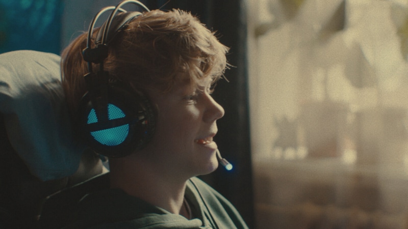 Тимофей Кочнев в образе Саши в сериале «Киберпапа» / Фото: Кинориум