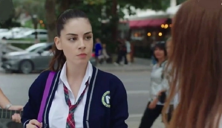 Селин Тюркмен в сериале «Клюквенный щербет» Селин Тюркмен в сериале «Клюквенный щербет»