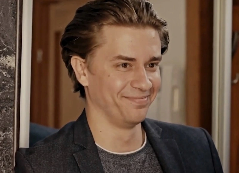 Виталий Сазонов в образе Николая в сериале «Некрасивая подружка» / Фото: Кино-Театр.ру