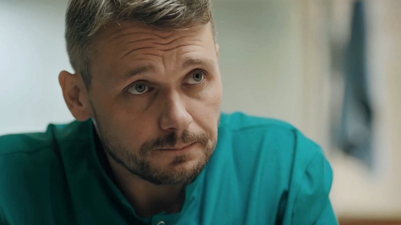 Николай Иванов в образе Томилина в сериале «Некрасивая подружка» / Фото: Кинориум