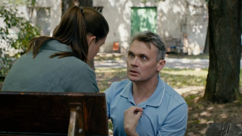 Томилин (Николай Иванов) и Остапчук (Елена Муравьева) в сериале «Некрасивая подружка» / Фото: Кино-Театр.ру