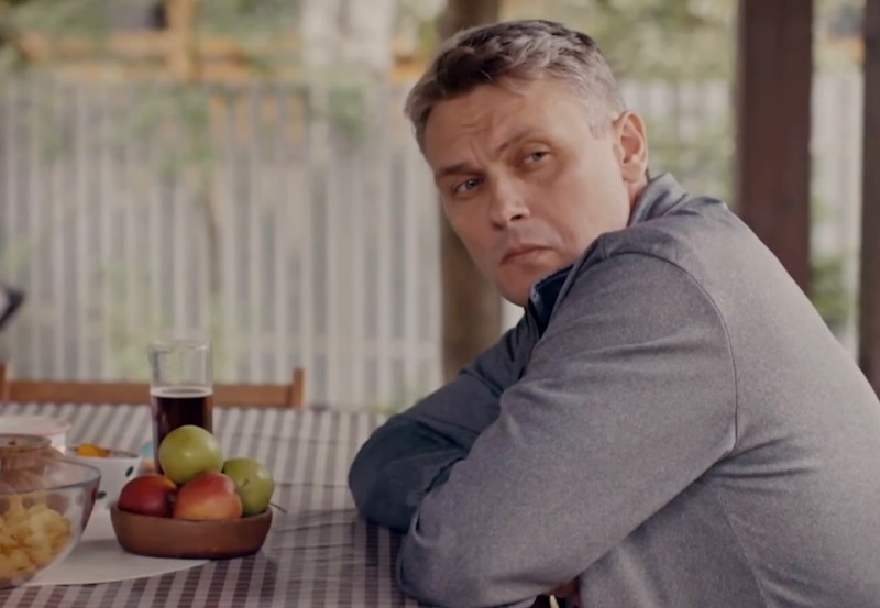 Николай Иванов в образе Томилина в сериале «Некрасивая подружка» / Фото: Кино-Театр.ру