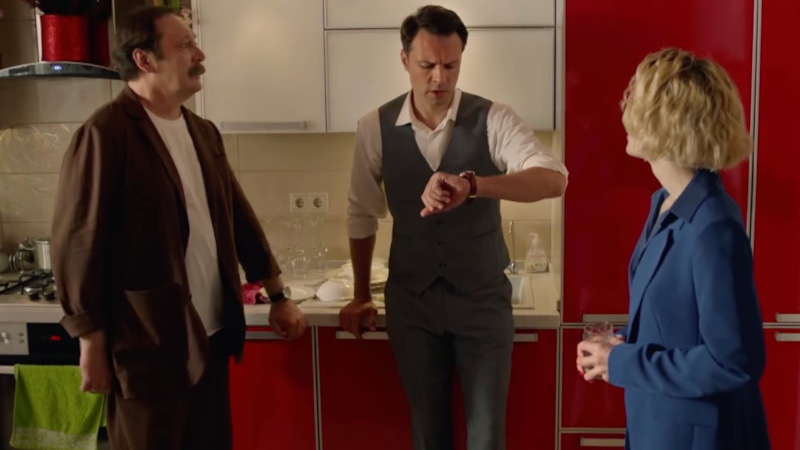 Петр (Владислав Ветров), Роман (Евгений Пронин) и Зоя (Дарья Урсуляк) / Фото: Кадр из сериала «Неукротимая Неупокоева»